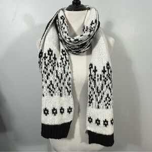 Old Navy Black and White Reversible Knit Scarf